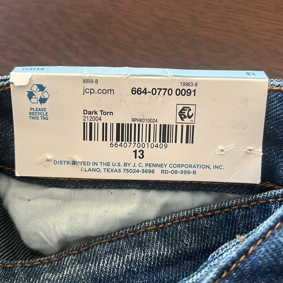 Arizona Junior Jean Distressed Shorts Size 13. NWT - Picture 13 of 13